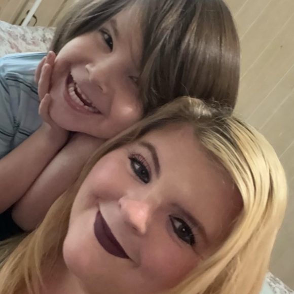 Meet your Posher, Nichole - Picture 4 of 5